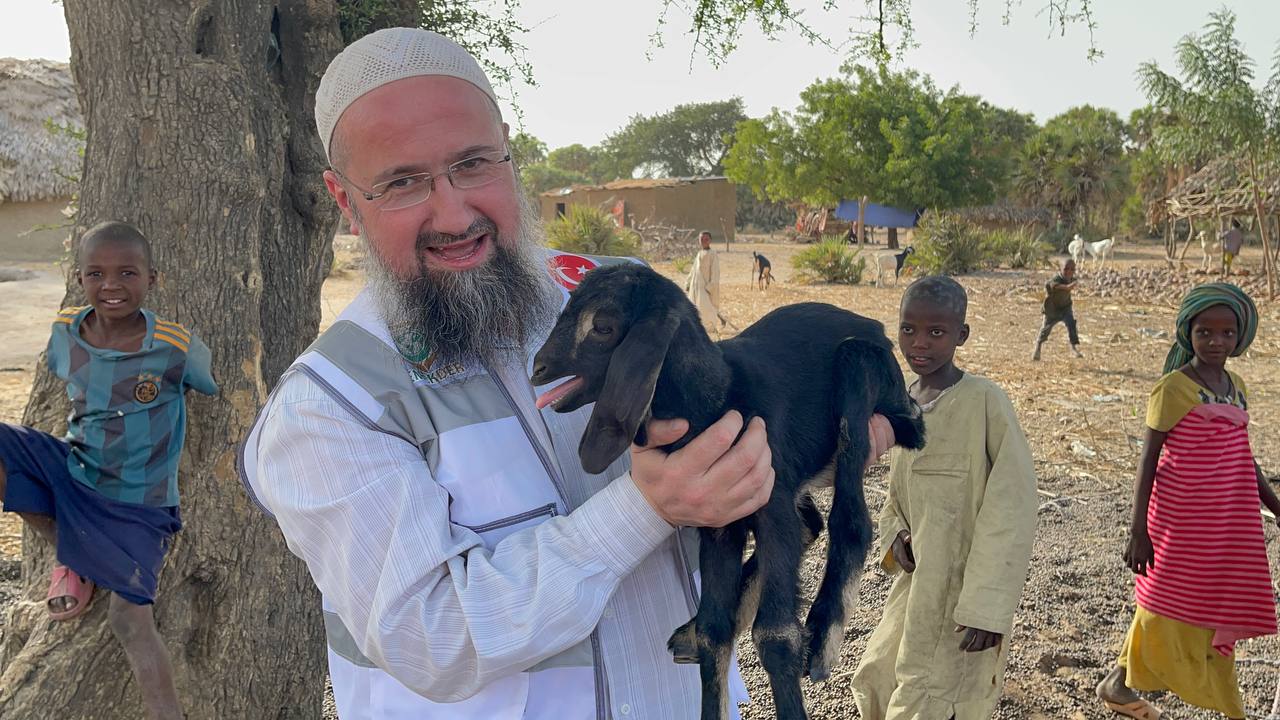Afrika’da İhtiyaç Sahibi Ailelere Yavrulu Süt Keçisi Dağıtımı Gerçekleştirildi